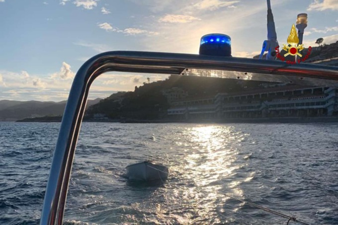Genova, affonda una barca a vela: naufraghi raggiungono la riva a nuoto