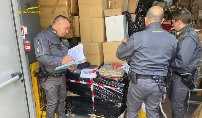 Pericoloso e cancerogeno: sequestrate 1,5 tonnellate di pellet di paglia