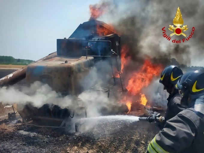Incendio a Isola Sant’Antonio: bruciata una mietitrebbia
