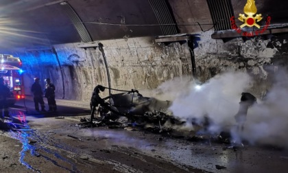 Camper prende fuoco all’interno della galleria Roccadarme