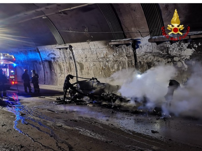 Camper prende fuoco all’interno della galleria Roccadarme