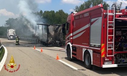 Incendio in autostrada: un autocarro prende fuoco sull'A26