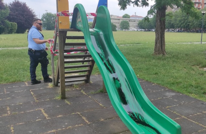 Alessandria: imbrattati giochi con dell’olio motore nel parco di via Paolo Sacco
