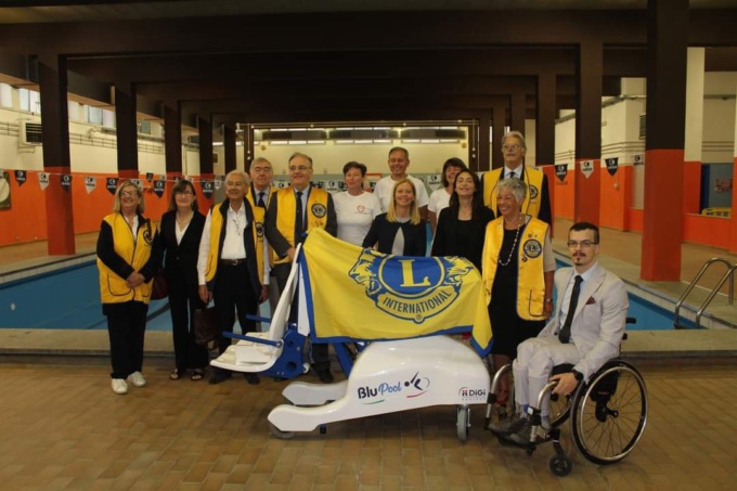 Inaugurato un sollevatore alla Piscina Scuola Vochieri per le persone disabili