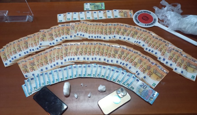 In auto cocaina e 5mila euro in contanti: per il 24enne scatta l’arresto per spaccio
