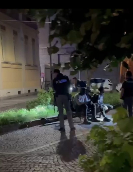 Torino, alla vista degli agenti tenta di disfarsi della droga: arrestato un uomo