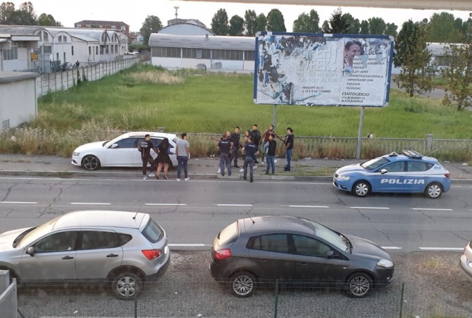 Risse e disagi in via Pavia ad Alessandria, gli abitanti: “Ogni domenica lo stesso problema”