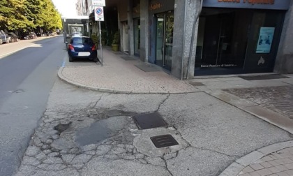Grosso buco in via Trotti ad Alessandria: la segnalazione di un cittadino