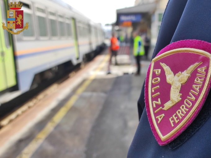 Serravalle Scrivia: tenta il suicidio sui binari, salvata dalla Polizia