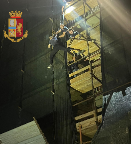 Si aggrappa al tubo di un ponteggio di un edificio e minaccia il suicidio: salvato dalla polizia