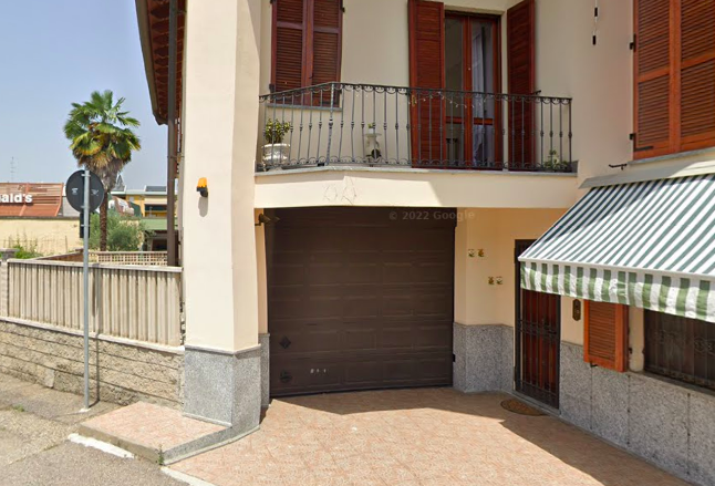 Aggredito davanti a casa per aver chiesto a un gruppo di ragazzini di spostarsi dal marciapiede