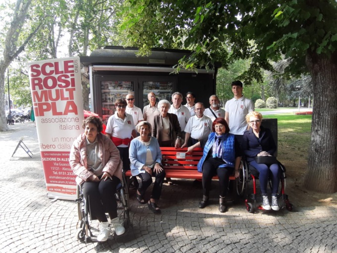 Una panchina rossa per sensibilizzare la lotta alla sclerosi multipla