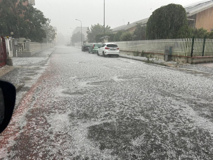 Maltempo: ad Alessandria grandine e allagamenti, crollata parte di muro in via Gramsci