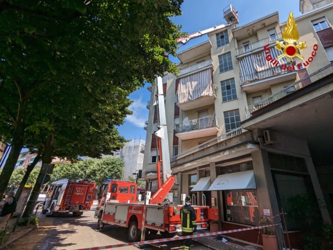 Incendio in un tetto di una palazzina a Valenza