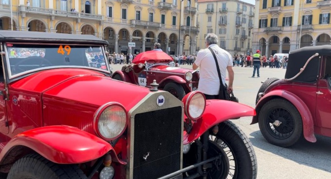 Alessandria, piazza Garibaldi in festa con tutti i colori della “1000 Miglia”