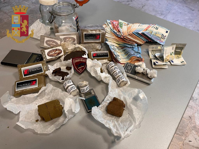 Genova, arrestato uno spacciatore con un chilo e mezzo di cannabis