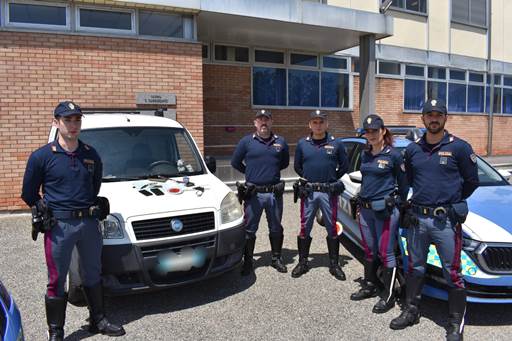 Percorre l’A21 con le luci spente e la droga nello zaino