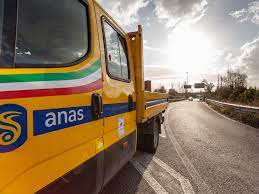 Mezzo pesante percorre la SS211 ed esce fuori strada autonomamente