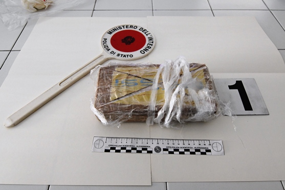 Custodiva un chilo di cocaina nel cassetto portaoggetti