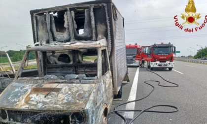 Autocarro in fiamme sull'A26