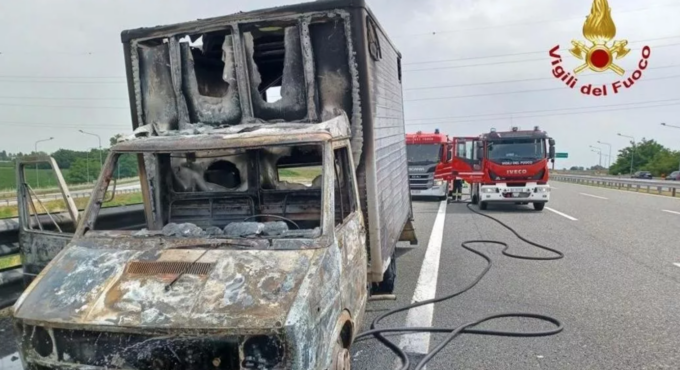 Autocarro in fiamme sull’A26