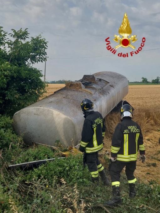Incidente stradale a Sale, mezzo pesante finisce fuori strada