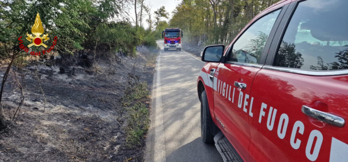 Incendio nella campagne di Novi Ligure: sul posto tre squadre dei Vigili del Fuoco