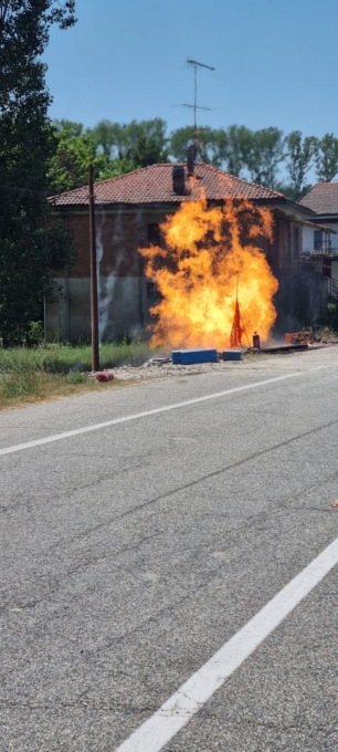 Si rompe una tubatura del gas a Murisengo, divampato un incendio