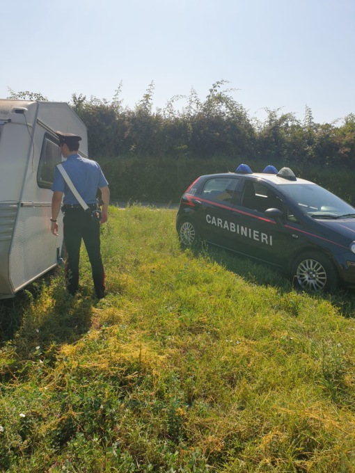 Aggrediscono un pastore entrando nella roulotte di notte: denunciate quattro persone dai Carabinieri