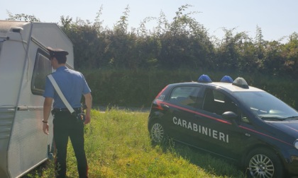 In quattro entrano nella roulotte di notte per prendere a calci e pugni un pastore che stava riposando