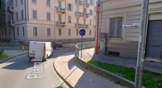 Incidente in piazza Mentana: donna investita vicino al sottopasso