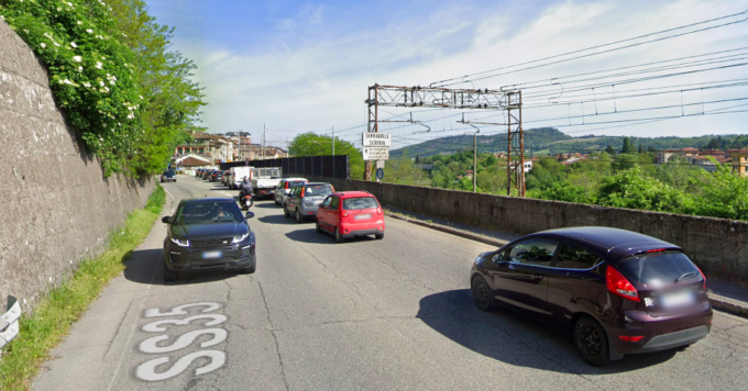 Camion si ribalta sulla statale 35 tra Serravalle Scrivia e Cassano Spinola
