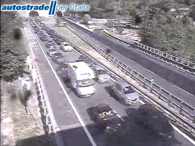 Genova, pullman a fuoco in un tratto dell’A12 tra Recco e Nervi