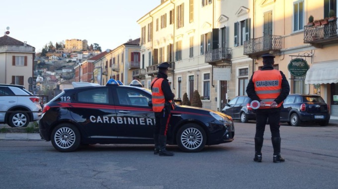 Nizza Monferrato, si barrica in casa e poi sale sul tetto con l’intenzione di suicidarsi