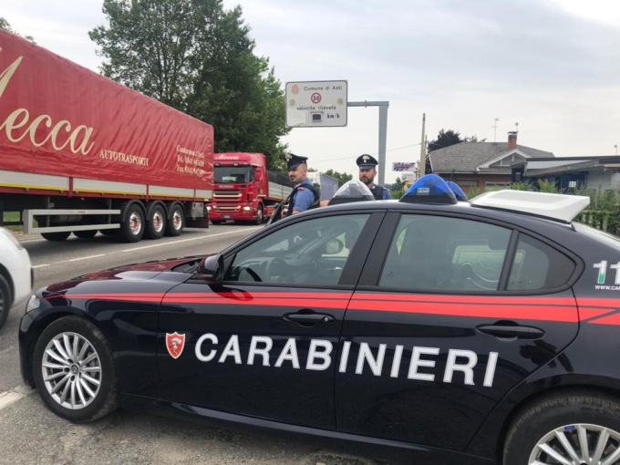 Asti, gambizzata mentre passeggiava per strada con la figlia: è grave in ospedale