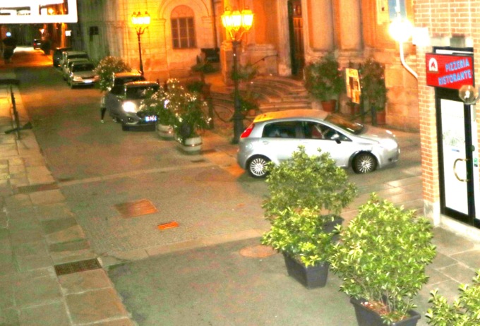 Incidente stradale davanti alla chiesa di S. Alessandro, auto fugge con una gomma scoppiata