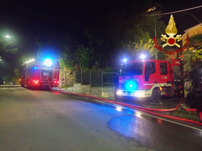 Incendio in un deposito a Borgo Fornari, intervengono i Vigili del Fuoco
