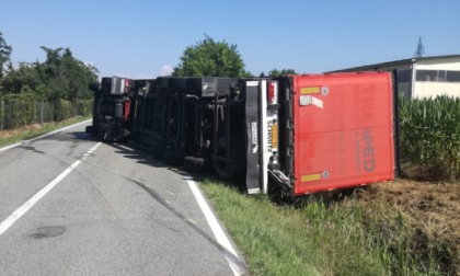 Scontro frontale tra un'auto e un mezzo pesante: in codice rosso il conducente del camion
