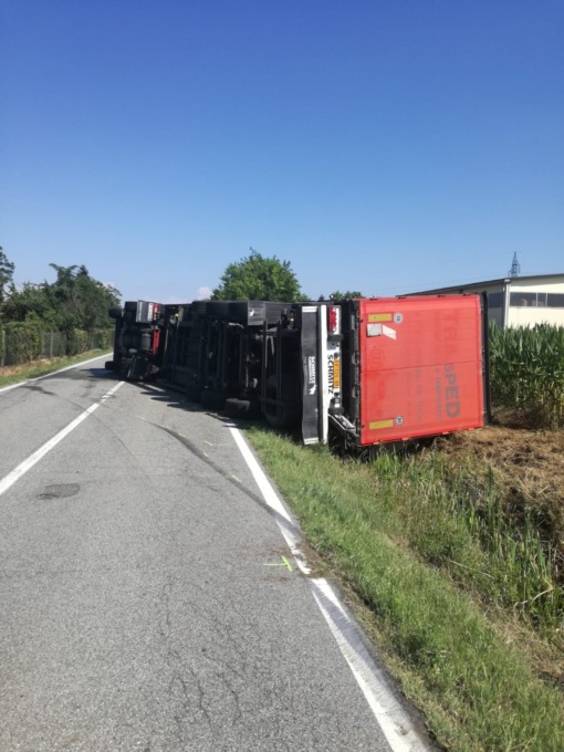 Scontro frontale tra un’auto e un mezzo pesante: in codice rosso il conducente del camion