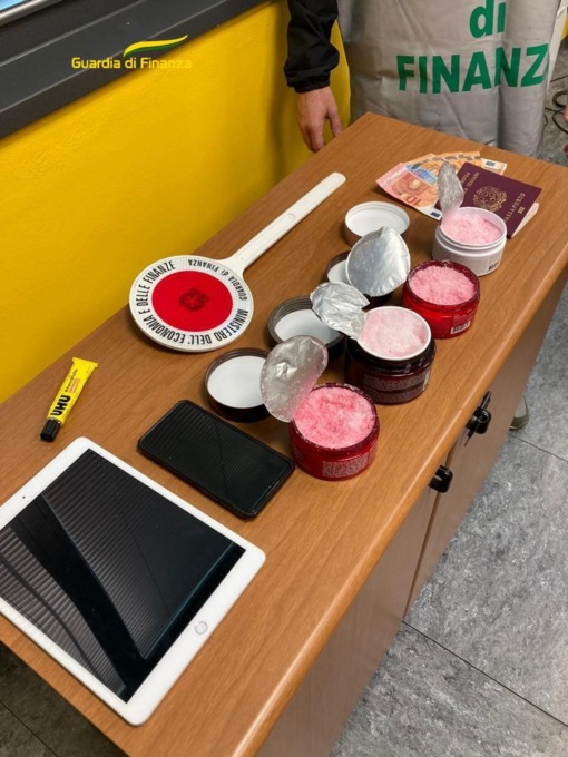 Gdf Torino, nasconde 1 kg di ketamina nei barattoli delle creme per il corpo: arrestata