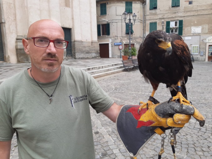 La lotta non cruenta del comune di Ovada contro i piccioni del centro storico