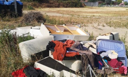 Pezzi di divano, lavatrice e altri rifiuti ingombrati: la discarica a cielo aperto di Alessandria