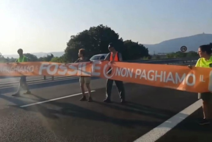 Protesta di Ultima Generazione a Torino, bloccata la strada provinciale 11
