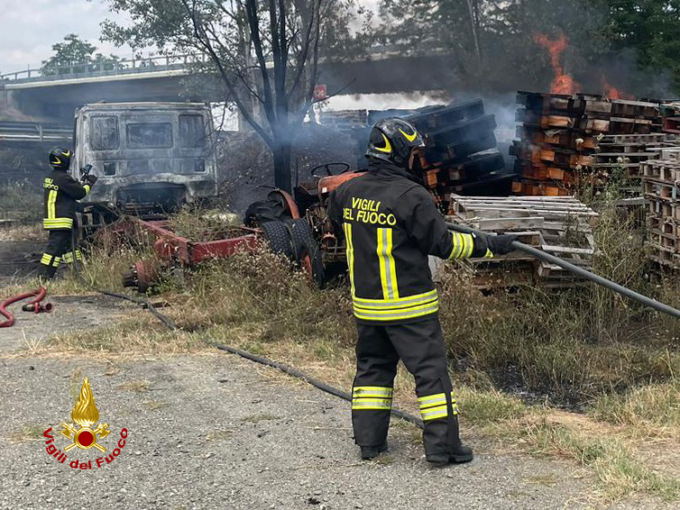 Capannone a fuoco lungo la provinciale di Castellazzo Bormida