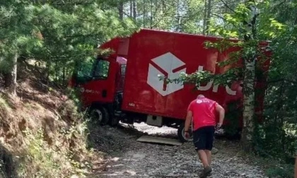 Coazze, corriere "ingannato" dal navigatore si incastra in sentiero