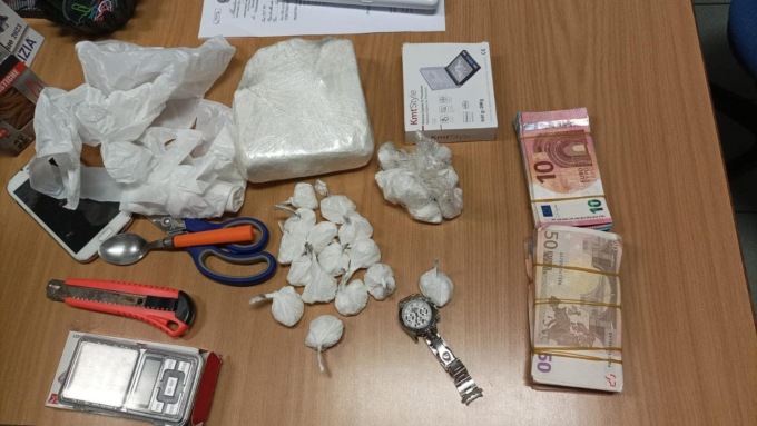 Polizia scopre base di spaccio in un appartamento di Alessandria: sequestrati oltre 700 grammi di cocaina