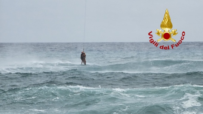 Genova: salvati due ragazzi in difficoltà tra le onde dai vigili del fuoco