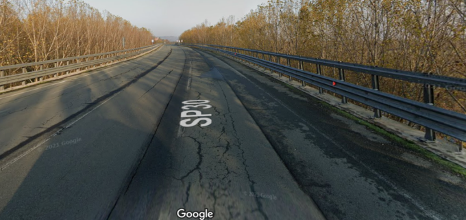Auto urta contro il guard-rail sulla SS30 e prende fuoco