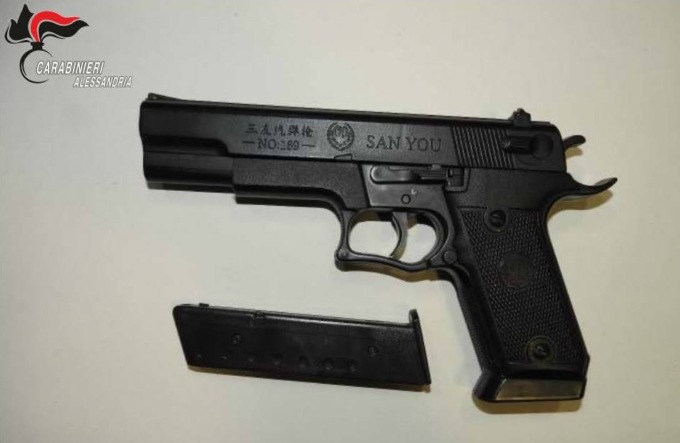 Tenta di rubare una bottiglia di whisky e la nasconde nei pantaloni, arrestato un 18enne