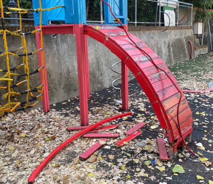 Tortona: atto vandalico al parco “La Lucciola”, danni ai giochi e bottiglie di vetro rotte